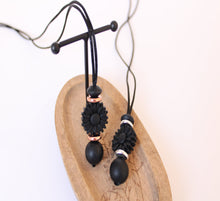 Load image into Gallery viewer, Black Daisy Necklace