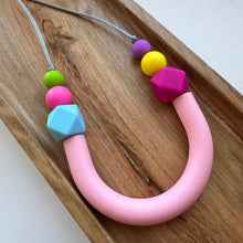 Load image into Gallery viewer, Geometric 80s style necklace - Pink
