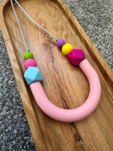 Load image into Gallery viewer, Geometric 80s style necklace - Pink
