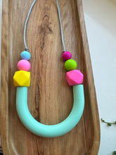 Load image into Gallery viewer, Geometric 80s style necklace - Mint
