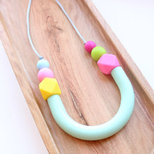 Load image into Gallery viewer, Geometric 80s style necklace - Mint
