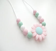 Load image into Gallery viewer, Pink Flower necklace
