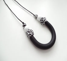 Load image into Gallery viewer, Teething necklace, Breastfeeding necklace in Black and white
