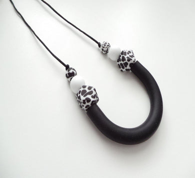 Teething necklace, Breastfeeding necklace in Black and white